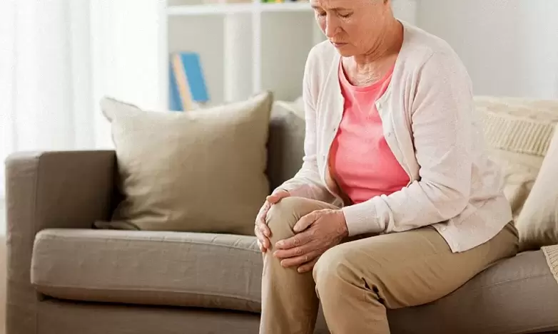 Arthrose des articulations chez une femme âgée