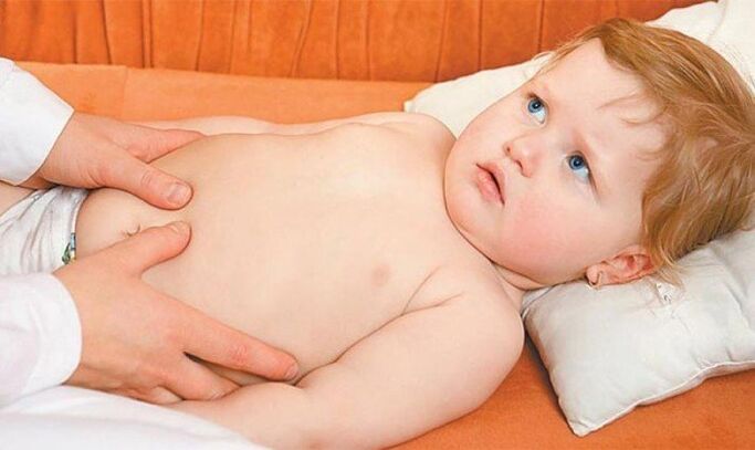 L'enfant s'inquiète de la douleur dans l'articulation de la hanche causée par l'épiphysiolyse